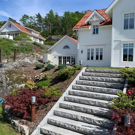 Ved Sjoen I Idylliske Risør