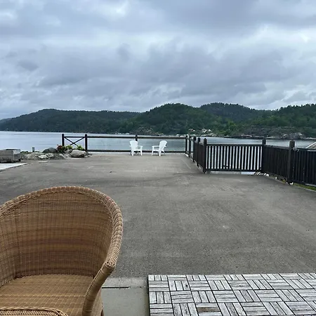 Ved Sjoen I Idylliske * Risor